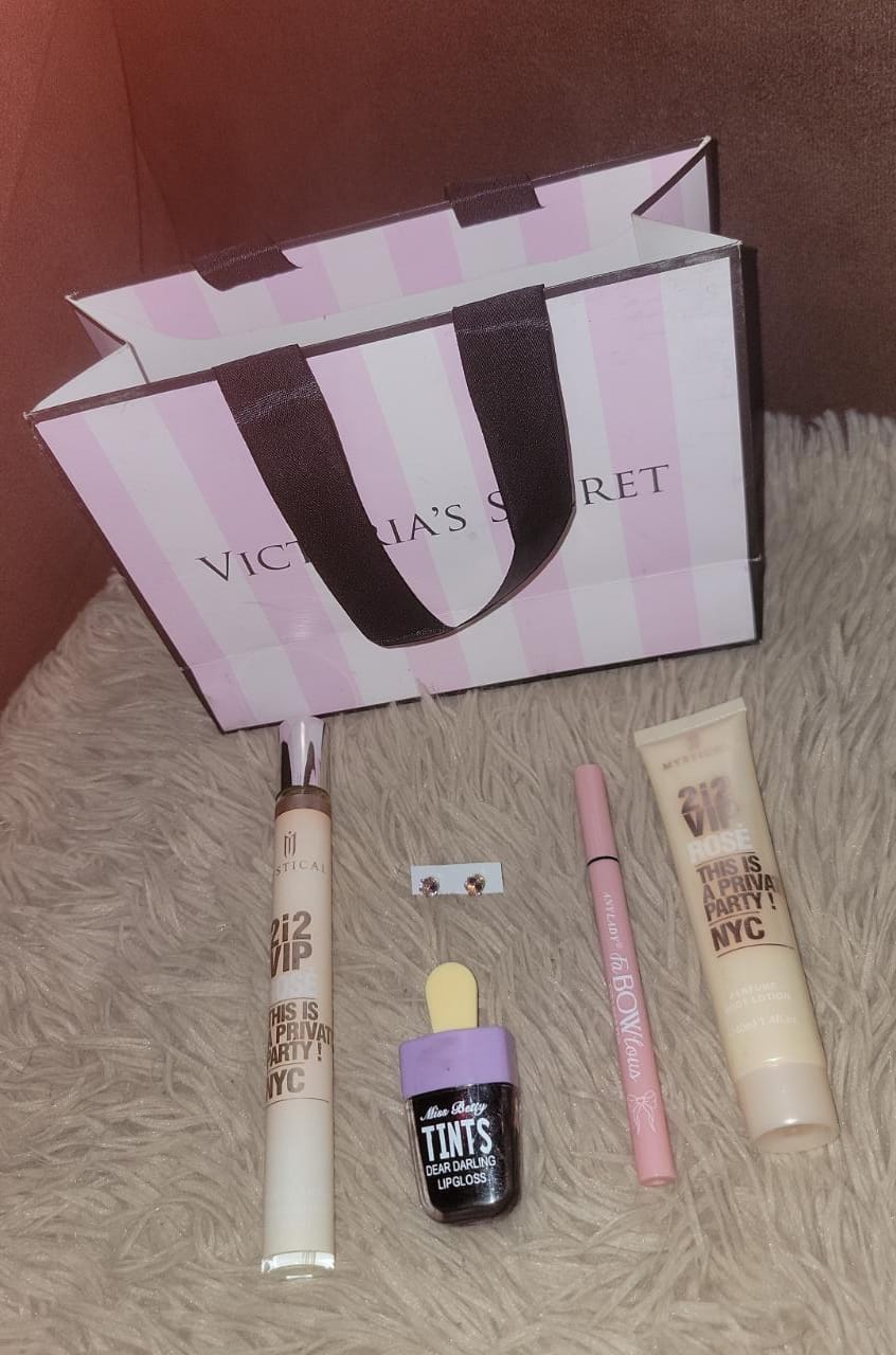 Combo incluye delineador de ojos, aretes de acero inoxidable, tinta de labios, bolsa, perfume y crema Carolina Herrera.