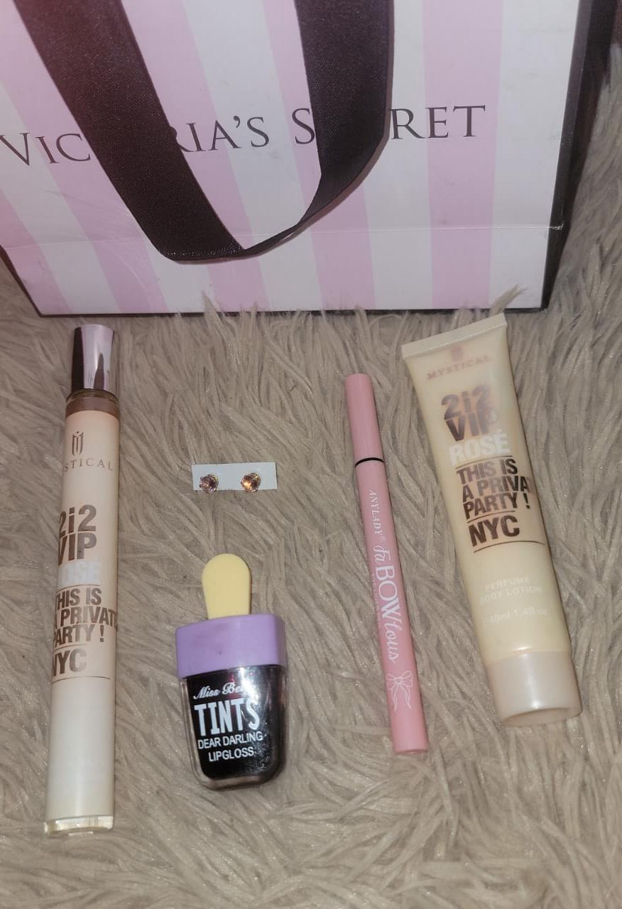 Combo incluye delineador de ojos, aretes de acero inoxidable, tinta de labios, bolsa, perfume y crema Carolina Herrera.